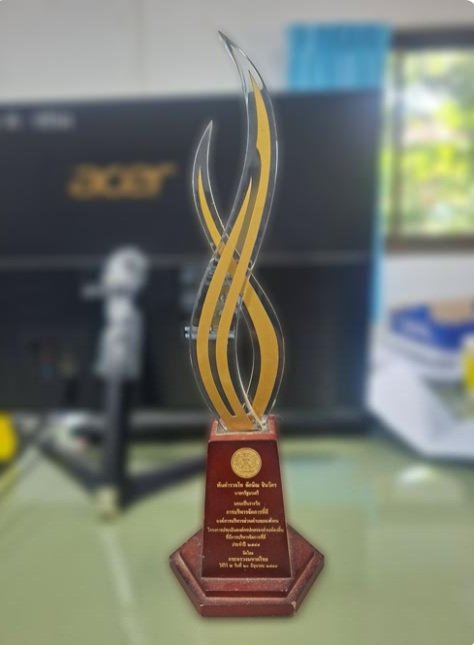 องค์การบริหารส่วนตำบลกองโพนได้รับรางวัล การบริหารจัดการที่ดี ตามโครงการประเมินองค์กรปกครองส่วนท้องถิ่นที่มีการบริหารจัดการที่ดี ประจำปี 2548 จัดโดย กระทรวงมหาดไทย ให้ไว้ ณ วันที่ 20 มิถุนายน 2548 มอบโดย พันตำรวจโททักษิณ ชินวัตร นายกรัฐมนตรี